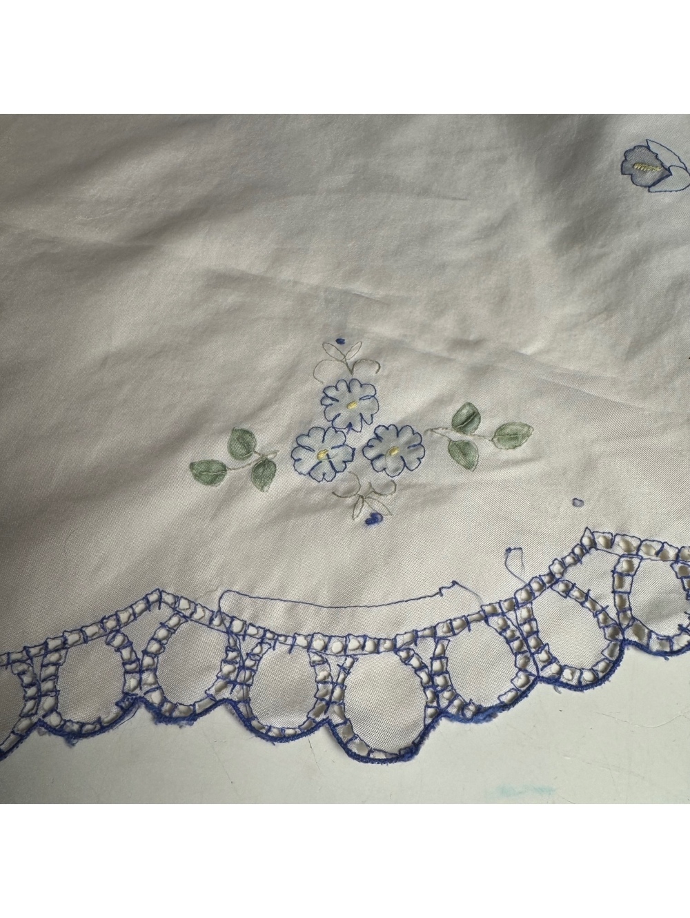 Vintage 68 Inch Round Tablecloth Blue Floral Embroidery Lace Trim - Picture 9 of 9